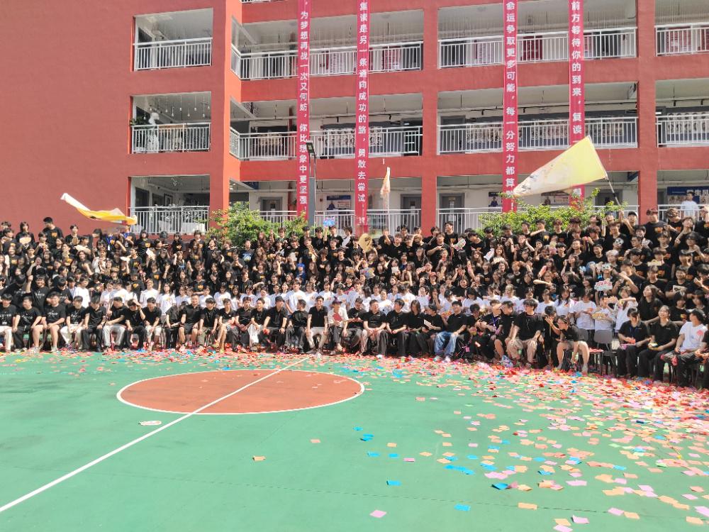 2025120307131973 黄师中高考学校 7e10a8c4da28fad541f658faf6a7a1fb