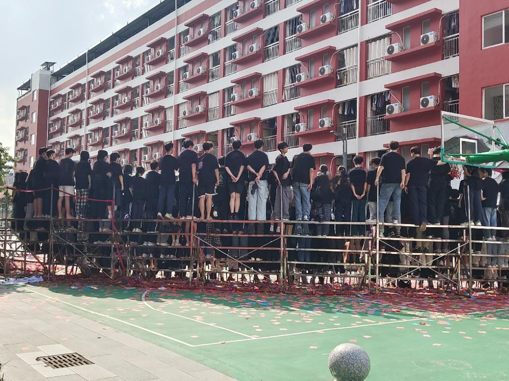 2025120307132340 黄师中高考学校 0c90b045b0b5fcbac2a16f74208a8a18